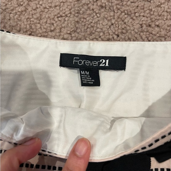 FOREVER 21 Cream/Black Lined Pencil Skirt - Picture 3 of 9
